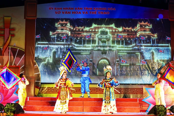Các thành viên Câu lạc bộ bài chòi và đờn ca tài tử TP. Nha Trang biểu diễn tại Liên hoan nghệ thuật bài chòi tỉnh Khánh Hòa mở rộng.