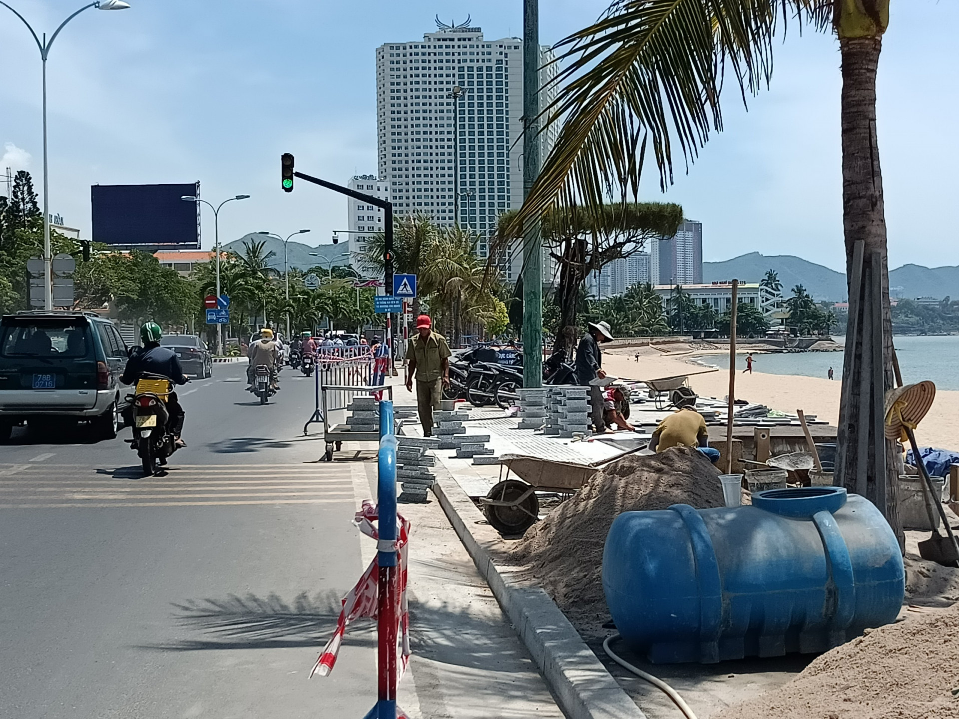 Vỉa hè phía đông đường Trần Phú, Nha Trang đang được nâng cấp, lát đá granit