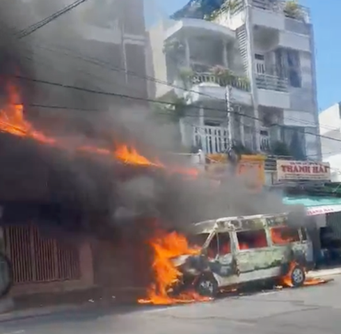 Xe 16 chỗ đang được thợ thay lốp thì bị hỏa hoạn