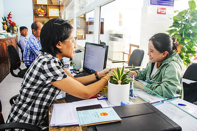 Giao dịch tại bộ phận một cửa UBND phường Tân Lập, TP. Nha Trang.