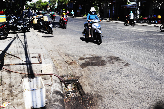 Thời gian qua, địa bàn TP. Nha Trang liên tiếp xảy ra tình trạng mất cắp nắp hố ga trên các tuyến đường, gây nguy hiểm cho người tham gia giao thông, mất mỹ quan đô thị. Việc phát hiện và xử lý tình trạng này còn gặp nhiều khó khăn.