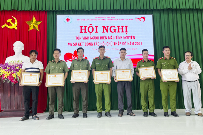 Vạn Ninh: Tôn vinh 19 hộ và cá nhân tiêu biểu trong hiến máu tình nguyện