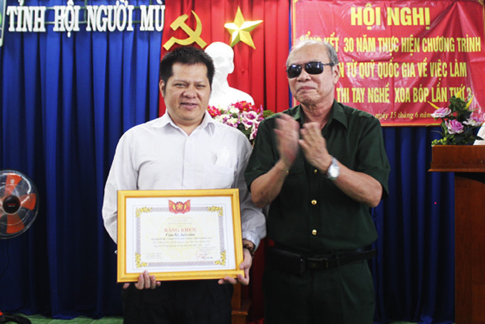 Đại diện Hội Người mù tỉnh trao bằng khen cho Hội Người mù TP. Nha Trang.