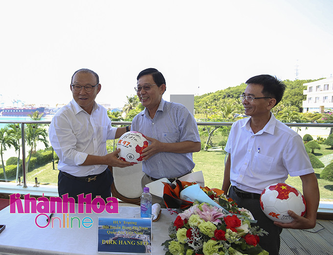 Tặng bóng có chữ ký và chụp ảnh lưu niệm với lãnh đạo thị xã Ninh Hòa.