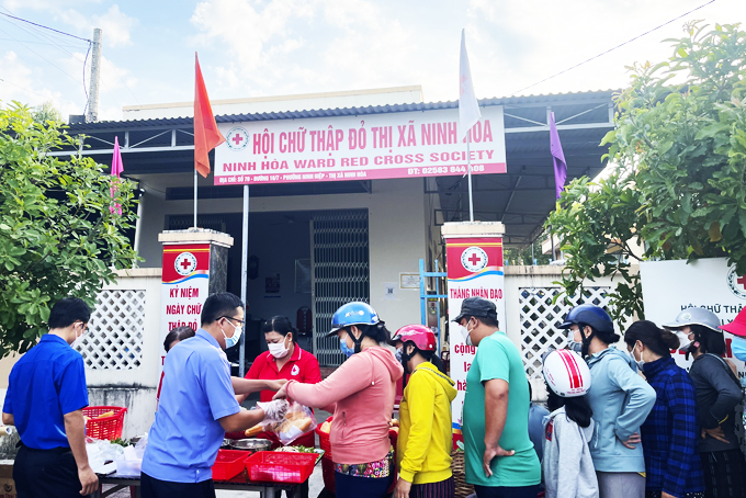 Đong đầy những suất ăn từ thiện