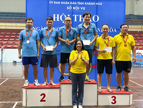 Bà Trần Thu Mai-Giám đốc Sở Nội vụ, Trưởng Ban tổ chức giải trao giải thưởng cho các đôi vận động viên xuất sắc.