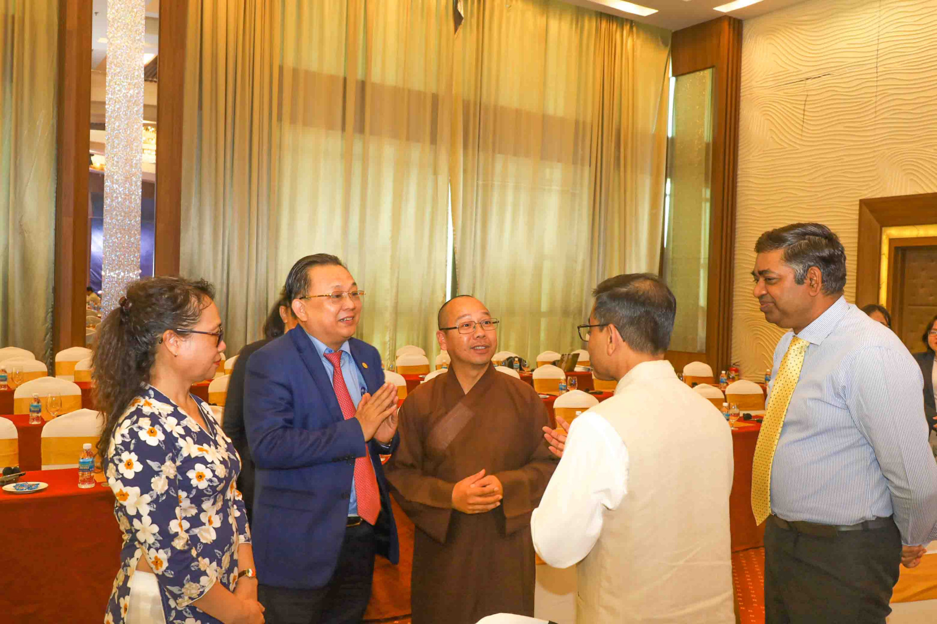 Ông Lê Hữu Hoàng trao đổi với các đại biểu đến từ Ấn Độ bên lề hội thảo. 