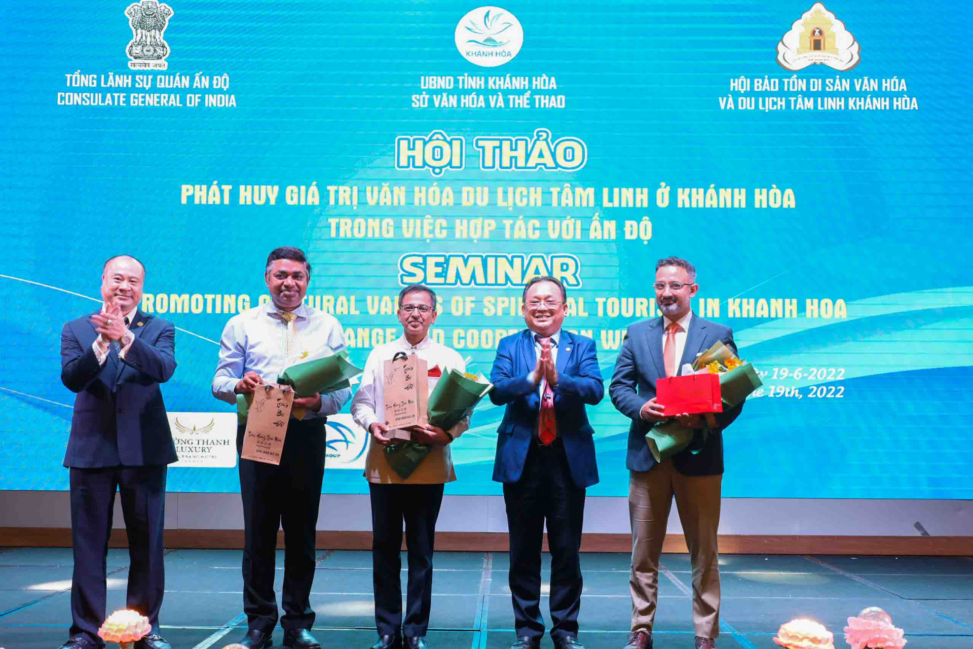 Ông Lê Hữu Hoàng cùng đại diện Hội Bảo tồn di sản văn hóa và du lịch tâm tỉnh trao quà lưu niệm các đại biểu Ấn Độ. 