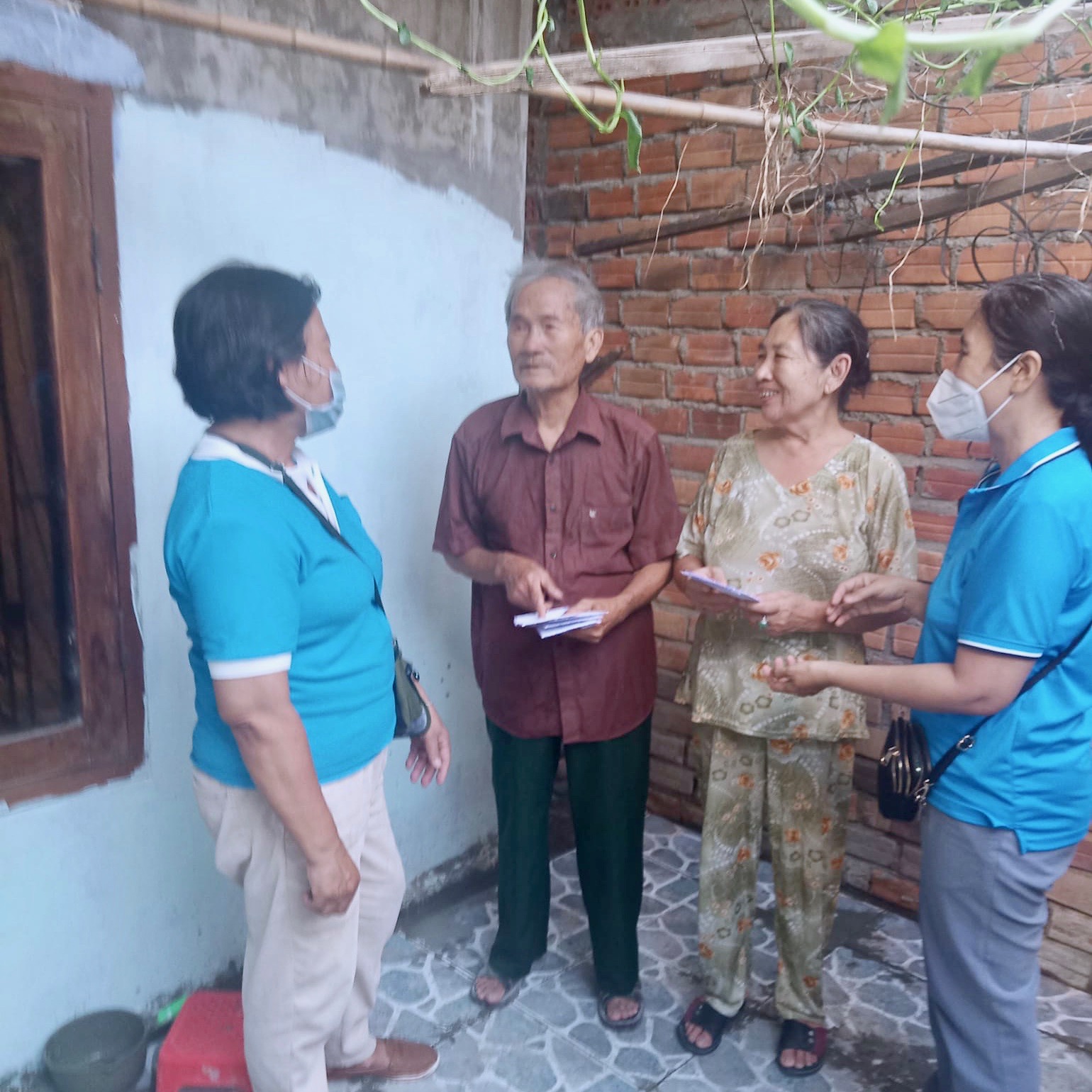 Trao 32 triệu đồng hỗ trợ sửa chữa nhà cho phụ nữ nghèo