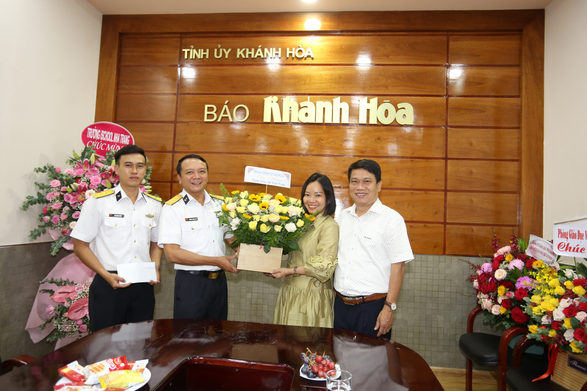Lãnh đạo HĐND, UBND huyện Trường Sa tặng hoa lãnh đạo Báo Khánh Hòa