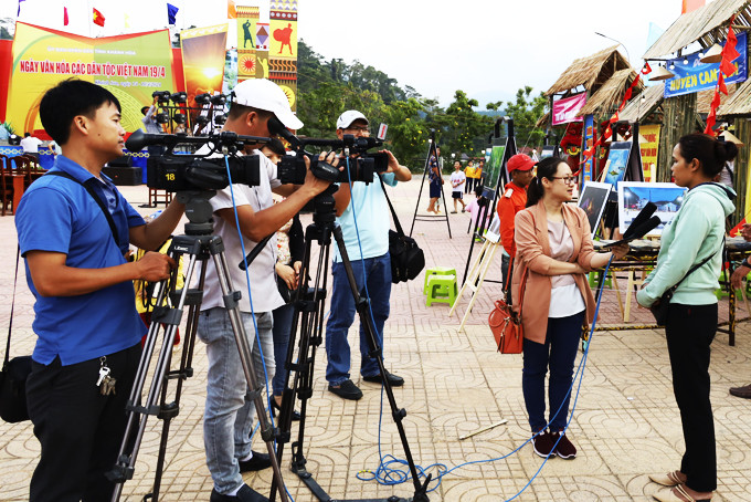 Các phóng viên tác nghiệp tại Ngày Văn hóa các dân tộc Việt Nam trên địa bàn tỉnh năm 2021. Ảnh: NHÂN TÂM