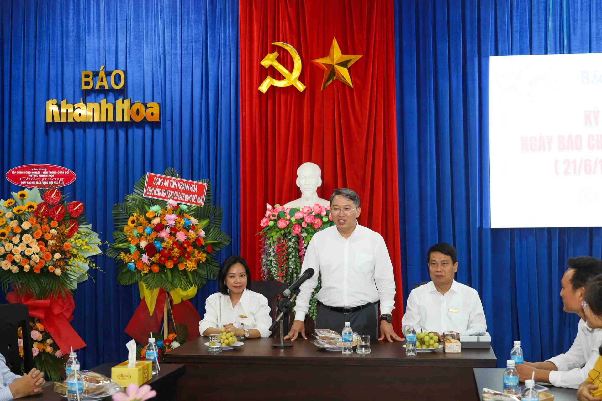 Bí thư Tỉnh ủy Nguyễn Hải Ninh phát biểu tại Báo Khánh Hòa. 