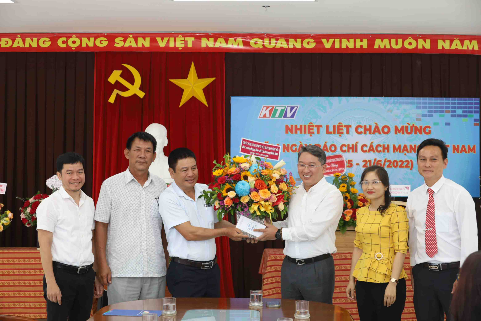 Ông Nguyễn Hải Ninh tặng hoa chúc mừng Đài Phát thanh và Truyền hình Khánh Hòa nhân dịp kỷ niệm Ngày Báo chí cách mạng Việt Nam.