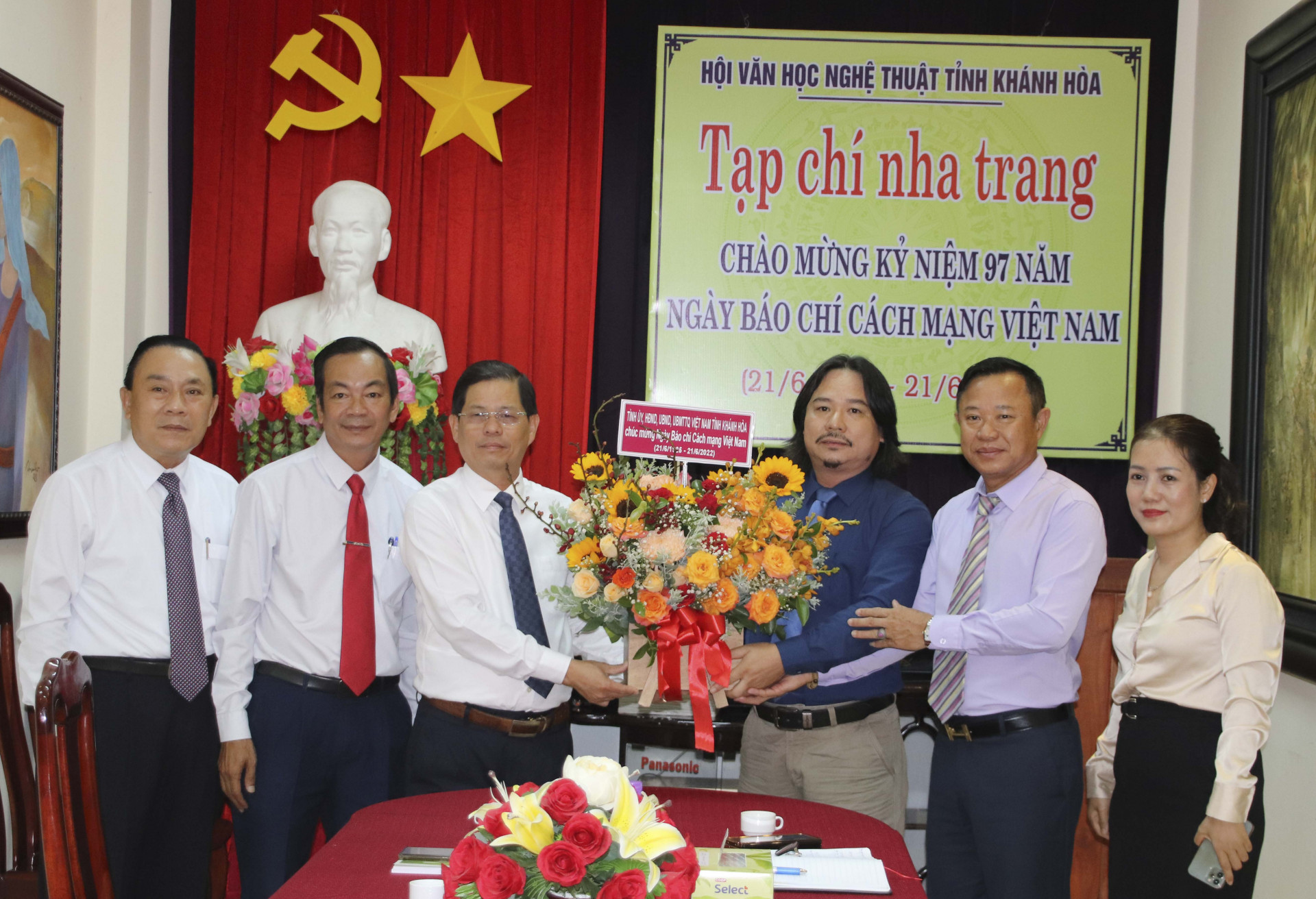 Ông Nguyễn Tấn Tuân tặng hoa chúc mừng Tạp chí Nha Trang