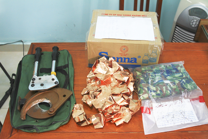 Bắt đối tượng cắt trộm dây cáp điện