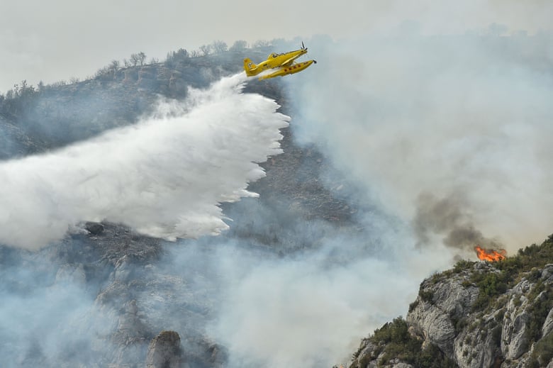 Máy bay tham gia chữa cháy rừng tại vùng Catalonia, Tây Ban Nha. Ảnh: AFP