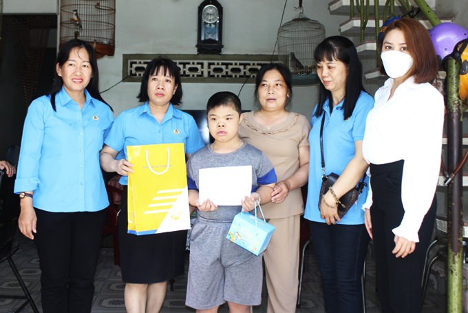 Trao 30 suất hỗ trợ cho trẻ bị bệnh hiểm nghèo, khuyết tật là con của đoàn viên