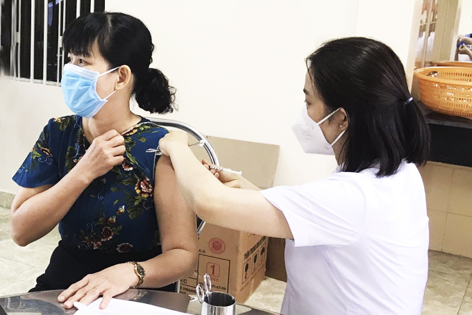 Cán bộ, công chức các cơ quan tham mưu, giúp việc của Tỉnh ủy tiêm vắc xin phòng Covid-19 mũi 4.