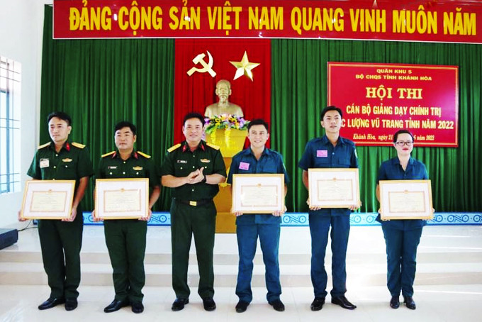 Đại tá Đinh Văn Hưng - Phó Chính ủy Bộ Chỉ huy Quân sự tỉnh  trao giấy khen cho các thí sinh.