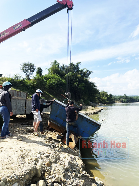 Lực lượng chức năng huyện Diên Khánh truy quét, thu giữ các phương tiện khai thác cát trái phép trên sông Cái.