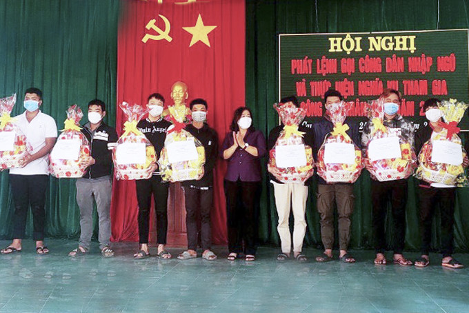 Bà Huỳnh Thị Thanh Thủy tặng quà, động viên thanh niên  lên đường nhập ngũ năm 2022.