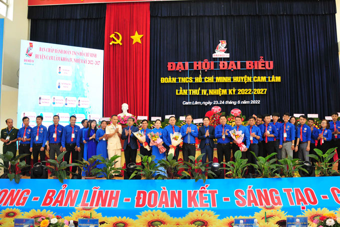 Các đại biểu tặng hoa chúc mừng Ban Chấp hành Huyện đoàn Cam Lâm khoá IV