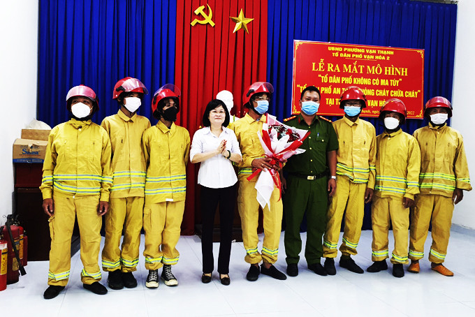 Chủ tịch UBND phường Vạn Thạnh  chúc mừng các thành viên tham gia mô hình  “Tổ dân phố an toàn phòng cháy chữa cháy” tại Tổ dân phố Vạn Hòa 2.