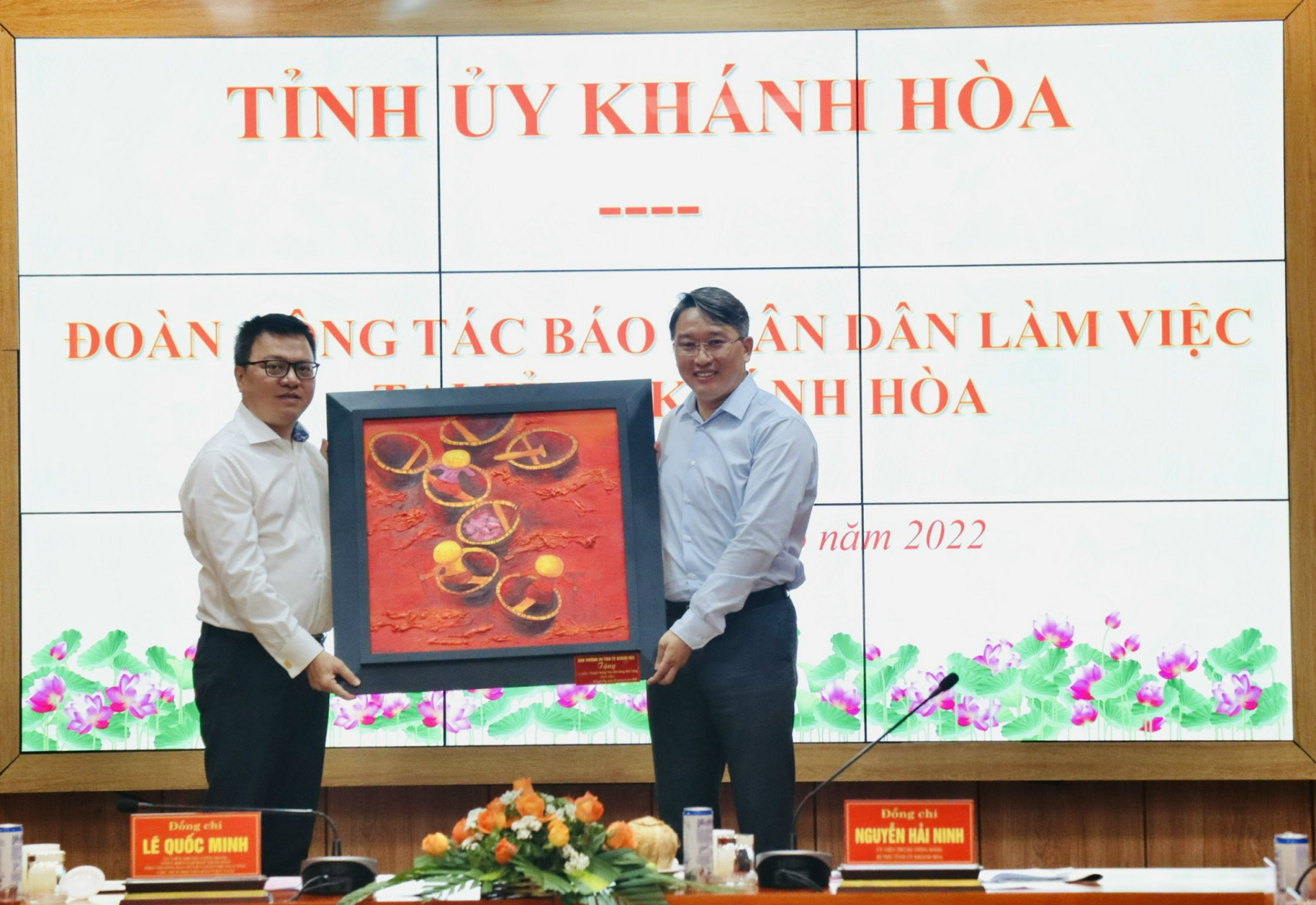 Bí thư Tỉnh ủy Khánh Hòa Nguyễn Hải Ninh tặng quà cho Đoàn công tác Báo Nhân Dân