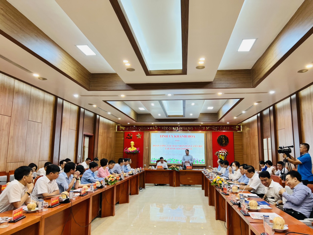 Bí thư Tỉnh ủy Khánh Hòa Nguyễn Hải Ninh phát biểu tại buổi làm việc với Đoàn công tác Báo Nhân Dân