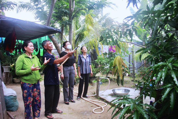 Gia đình chị Lê Thị Hồng (bìa trái) giới thiệu về mô hình cây ăn trái tại nhà cho cán bộ Hội Phụ nữ xã.