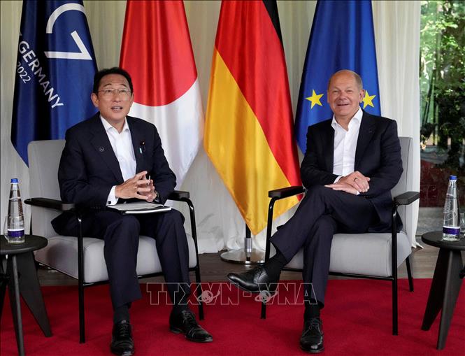 Thủ tướng Đức Olaf Scholz (phải) và Thủ tướng Nhật Bản Kishida Fumio tại cuộc gặp bên lề Hội nghị thượng đỉnh G7 ở Elmau, Đức, ngày 26/6/2022. Ảnh: AFP/TTXVN