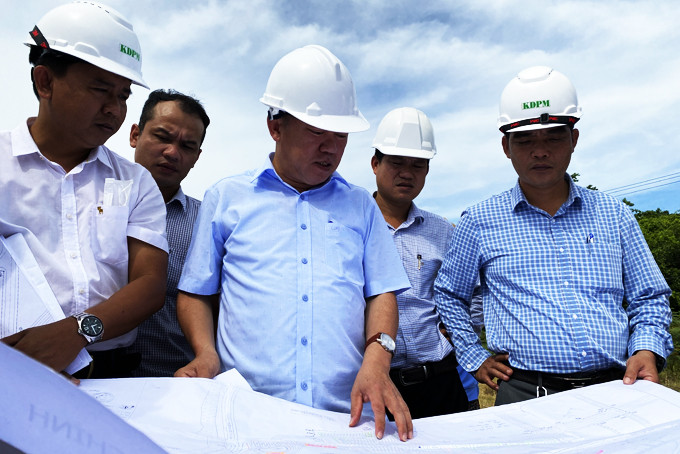 Đồng chí Nguyễn Anh Tuấn - Phó Chủ tịch UBND tỉnh (ở giữa) kiểm tra tiến độ thi công dự án Khu tái định cư Ngọc Hiệp.