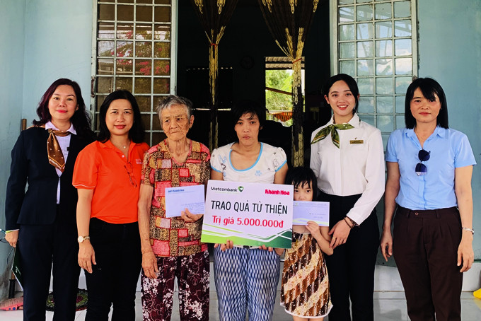 Đại diện Báo Khánh Hòa và Vietcombank Nha Trang trao tiền ủng hộ  cho gia đình cháu Nguyễn Gia Khanh.