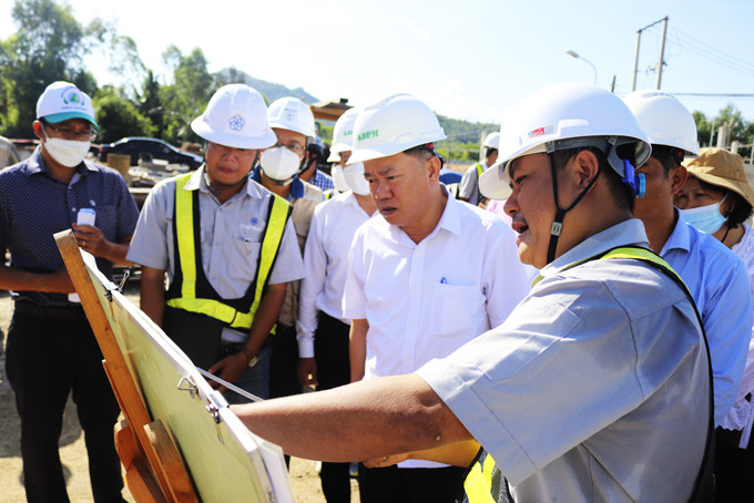 Ông Nguyễn Anh Tuấn - Phó Chủ tịch UBND tỉnh kiểm tra các gói thầu  thuộc dự án CCSEP Nha Trang.