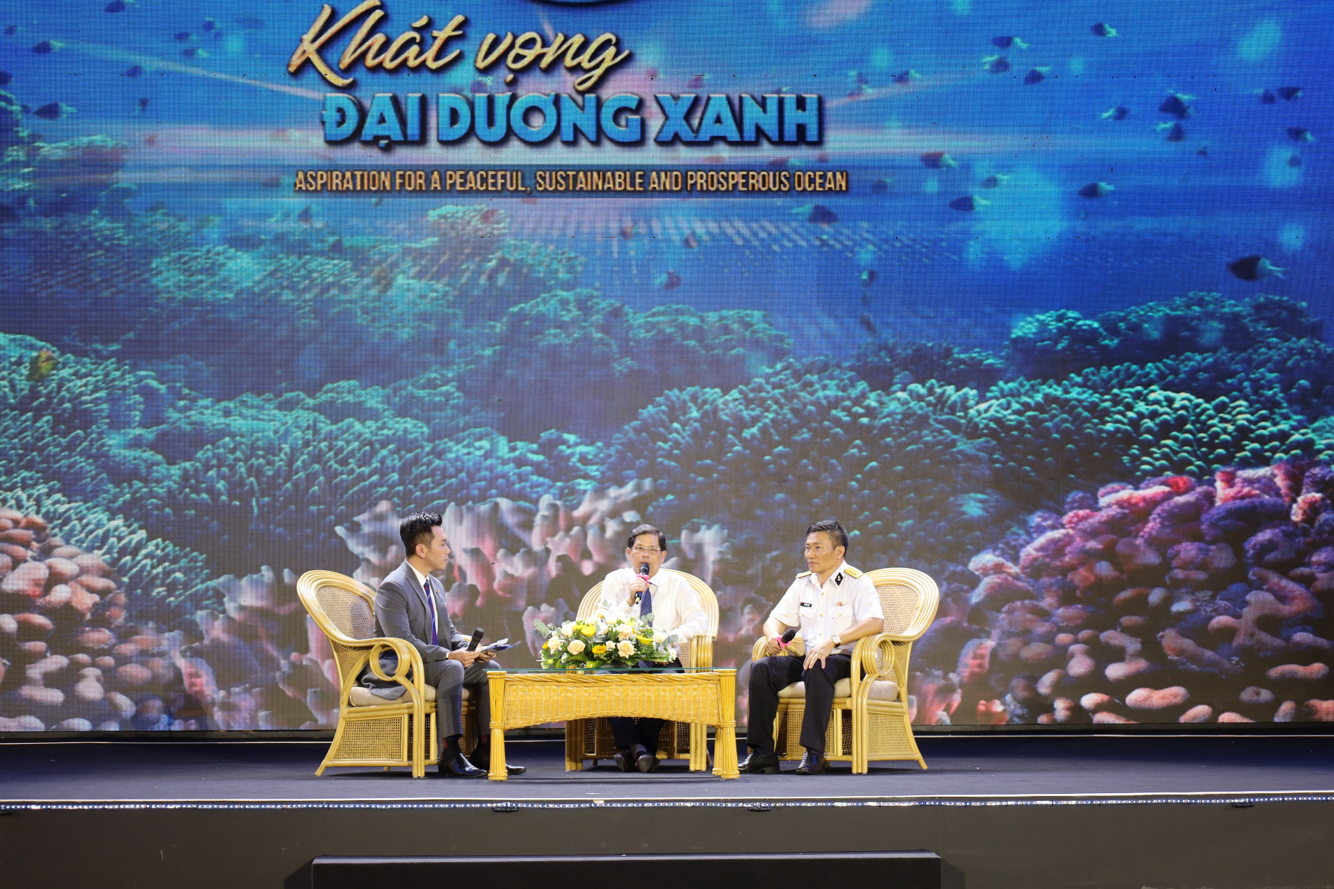 Ông Nguyễn Tấn Tuân - Chủ tịch UBND tỉnh Khánh Hòa tham gia giao lưu tại điểm cầu Khánh Hòa.