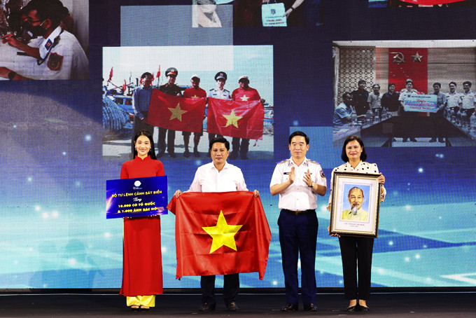Thiếu tướng Bùi Quốc Oai - Chính ủy Bộ Tư lệnh Cảnh sát biển Việt Nam tặng tượng trưng 10.000 lá cờ Tổ quốc và 1.000 ảnh Bác Hồ cho ngư dân huyện Lý Sơn (tỉnh Quảng Ngãi) và huyện Ngọc Hiển (tỉnh Cà Mau).