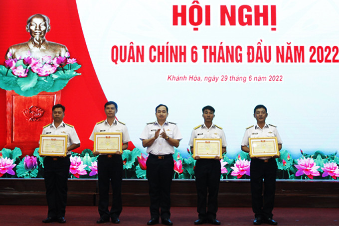 Chuẩn Đô đốc Trần Thanh Nghiêm trao danh hiệu Chiến sĩ thi đua toàn quân cho các cá nhân.