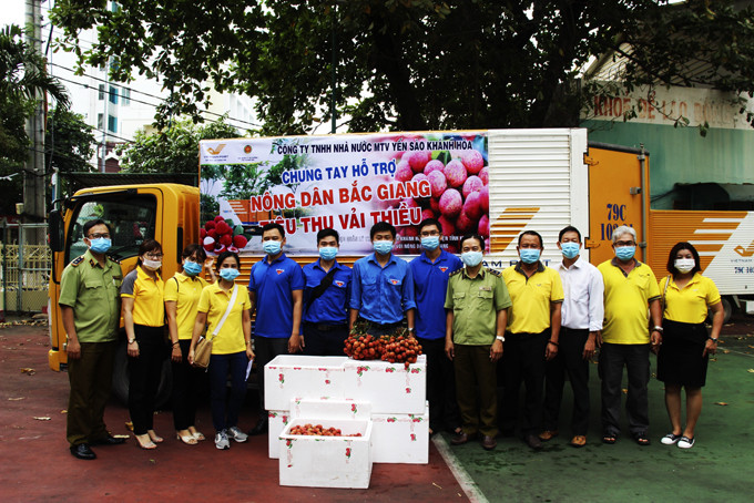Cục Quản lý thị trường tỉnh phối hợp với Bưu điện tỉnh tổ chức chương trình hỗ trợ tiêu thụ vải thiều cho người dân Bắc Giang bị ảnh hưởng bởi dịch Covid-19.
