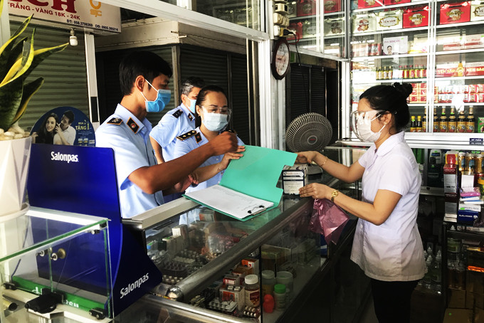 Lực lượng quản lý thị trường kiểm tra mặt hàng khẩu trang y tế và nước rửa tay sát khuẩn.