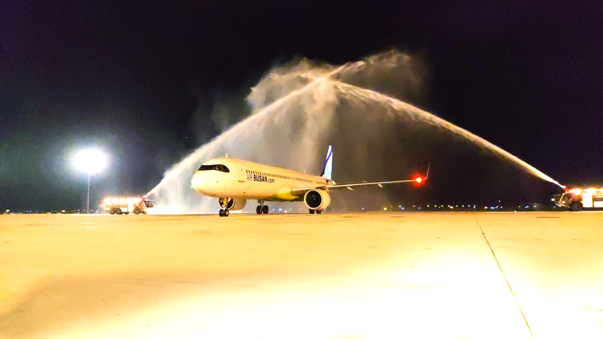 Cảng Hàng không quốc tế Cam Ranh chào đón chuyến bay mở đường của Air Busan với nghi thức phun vòi rồng