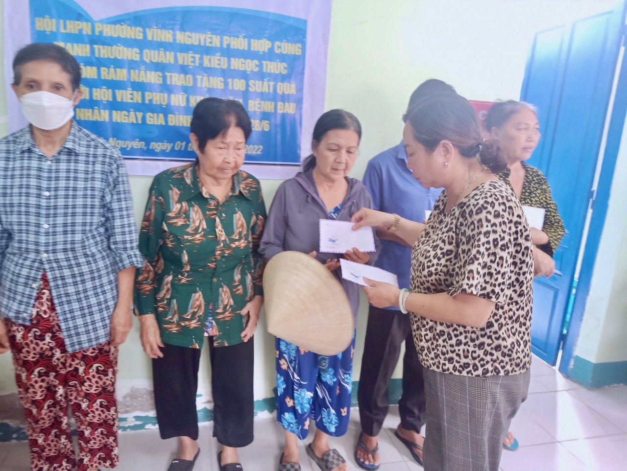 Trao 100 phần quà cho phụ nữ, trẻ em khuyết tật phường Vĩnh Nguyên