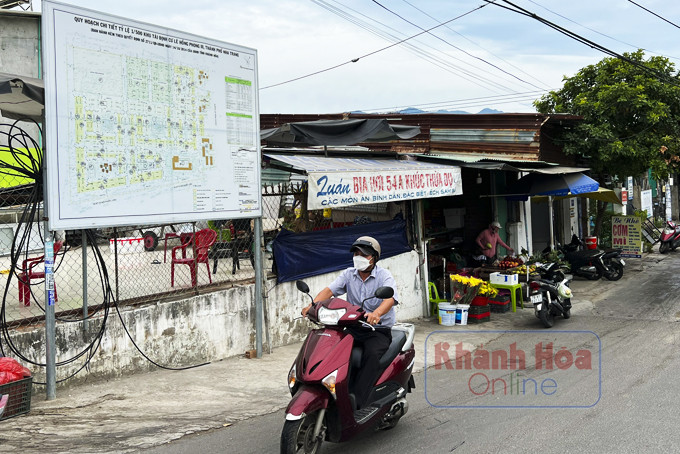 Quy hoạch1/500 khu tái định cư Lê Hồng Phong III vẫn treo tại đầu hẻm 404 dẫn vào khu vực này