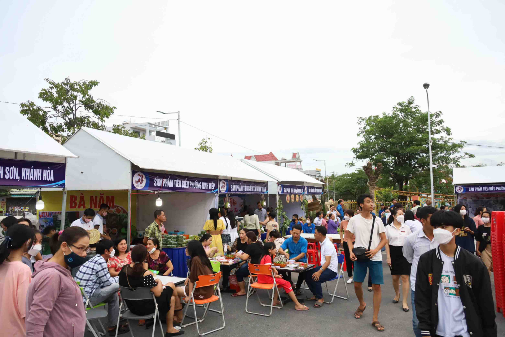 Lễ hội ẩm thực Ninh Hòa lần thứ 2 đã thu hút sự quan tâm của nhiều người dân và du khách. 