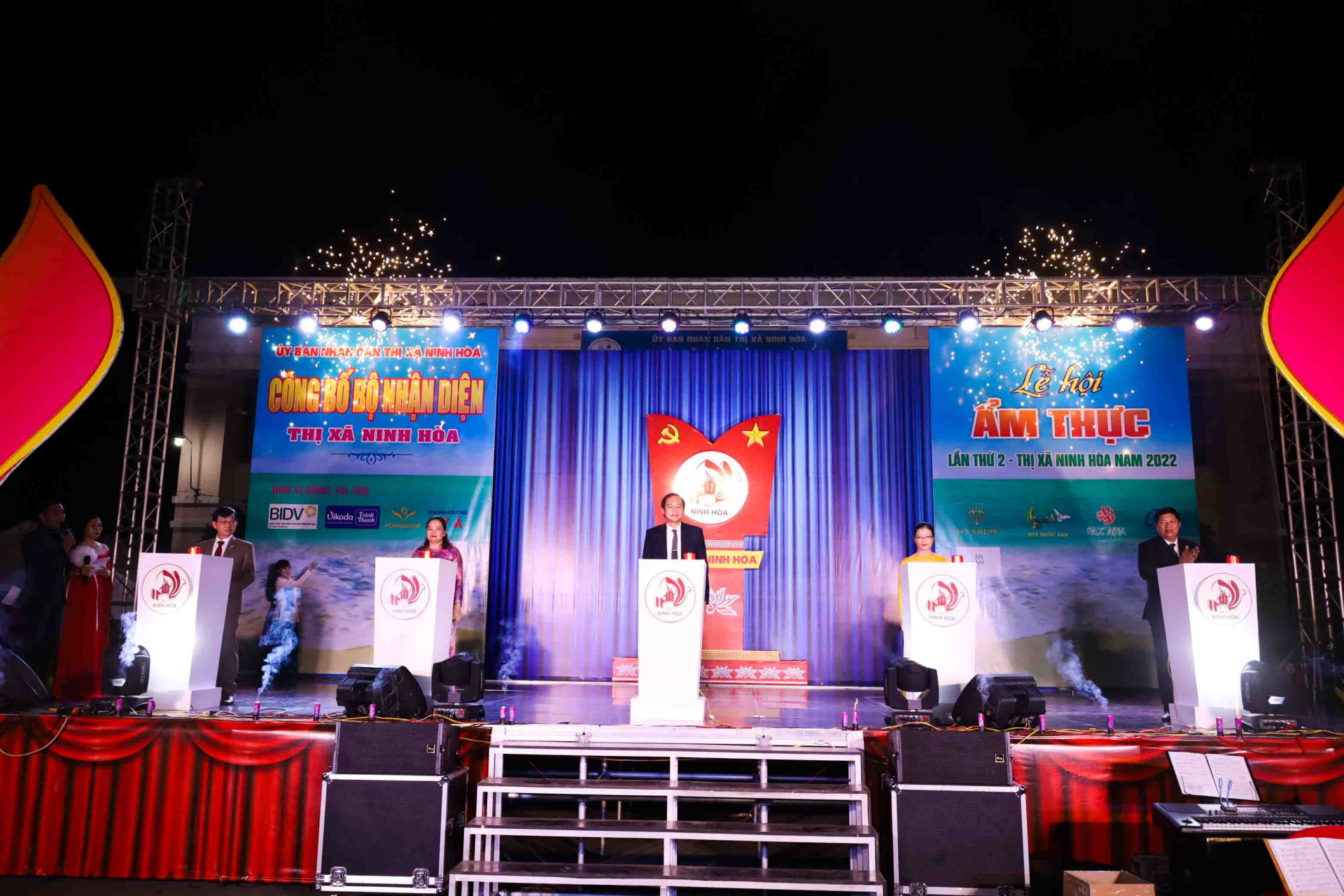 Lãnh đạo thị xã Ninh Hòa nhấn nút công bố bộ nhận diện của thị xã. 