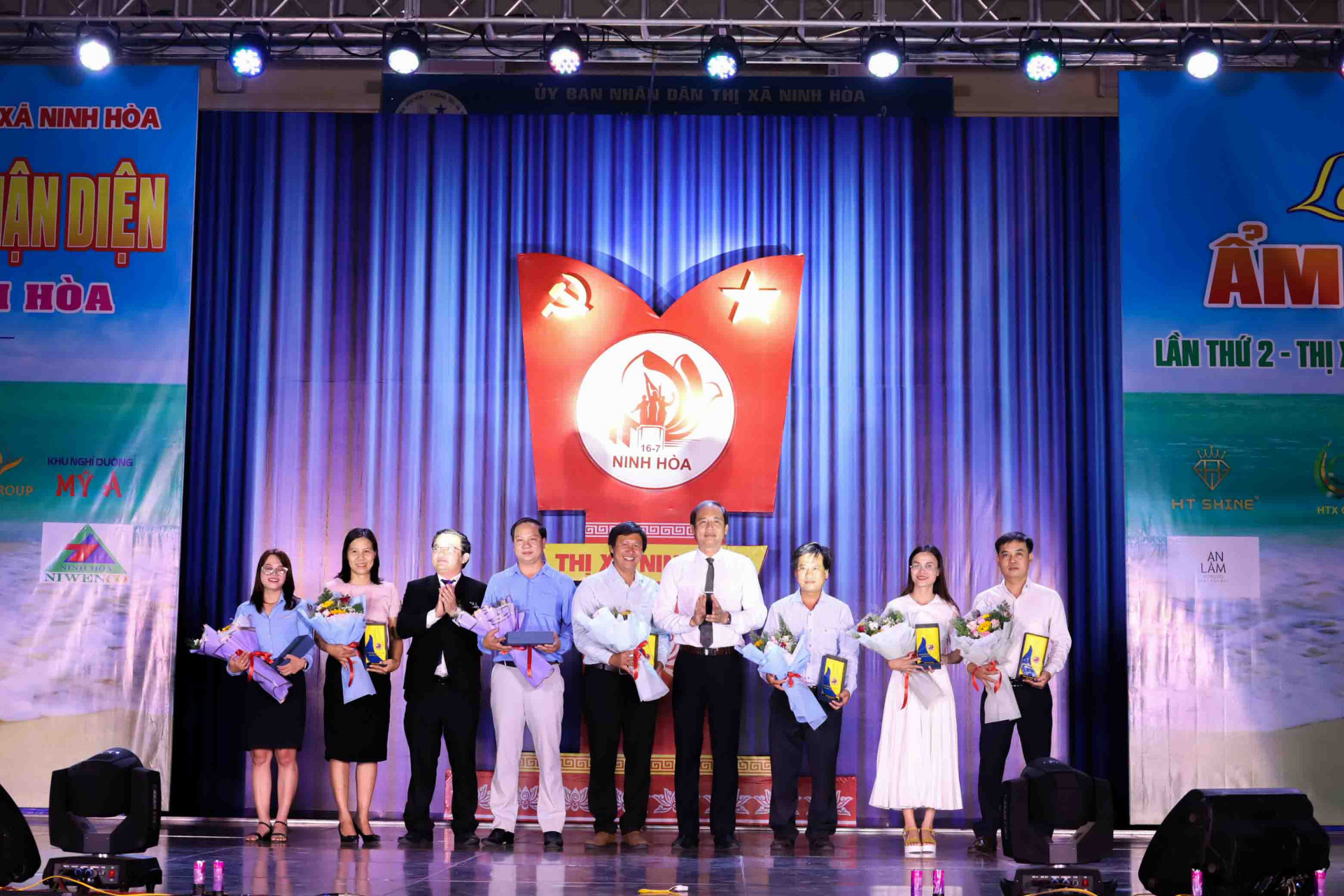 Lãnh đạo thị xã Ninh Hòa tri ân các doanh nghiệp đồng hành tổ chức Lễ hội ẩm thực Ninh Hòa. 