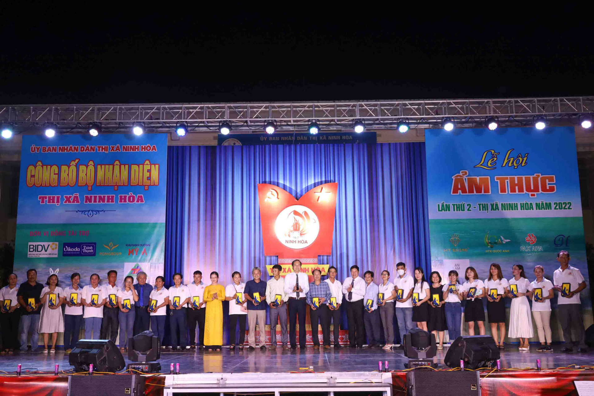 Ban tổ chức Lễ hội ẩm thực Ninh Hòa tặng quà lưu niệm các tổ chức, cá nhân có giạn hàng tham gia lễ hội ẩm thực. 