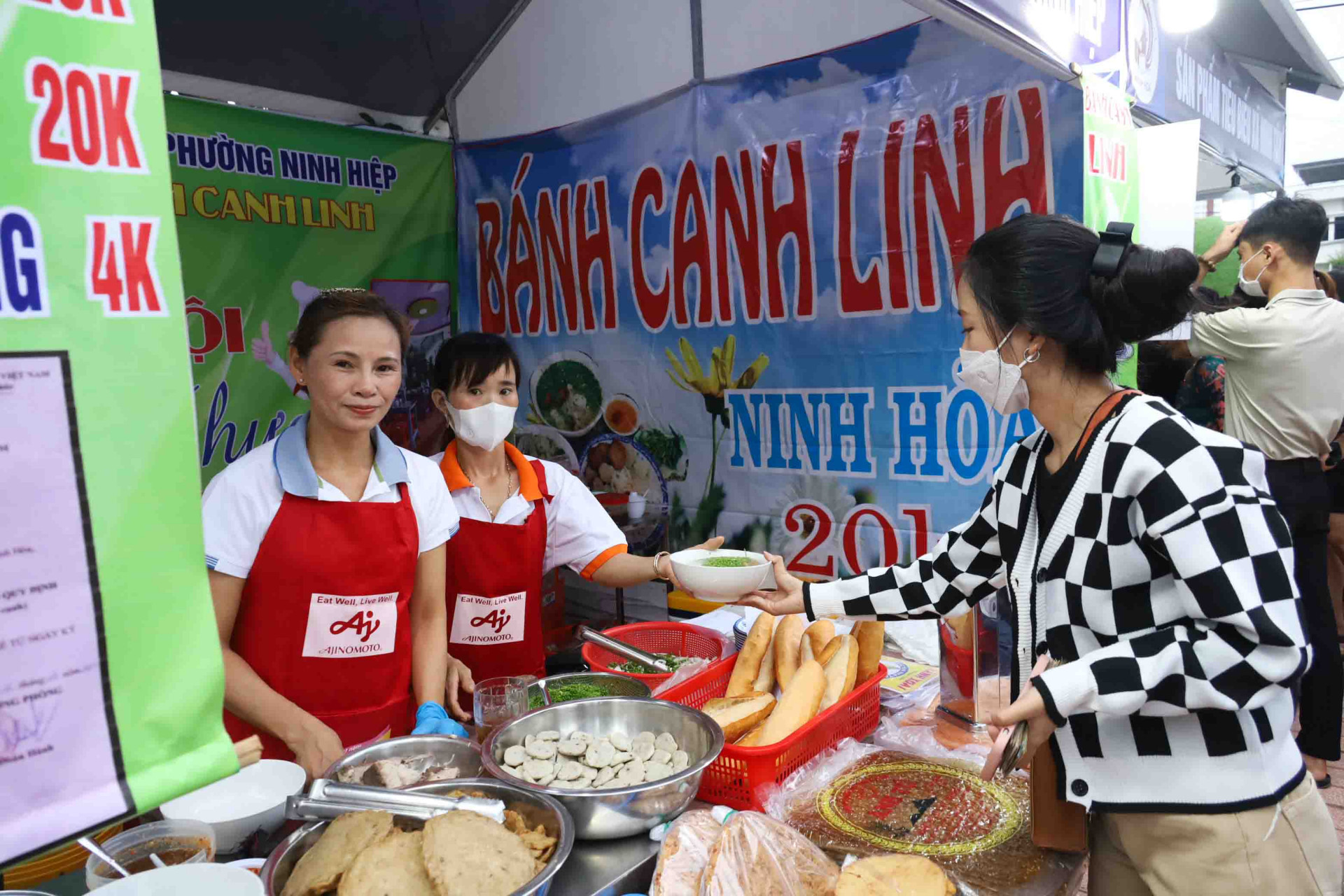 Những món ăn ngon dân dã của vùng đất Ninh Hòa đã hội tụ về lễ hội ẩm thực. 