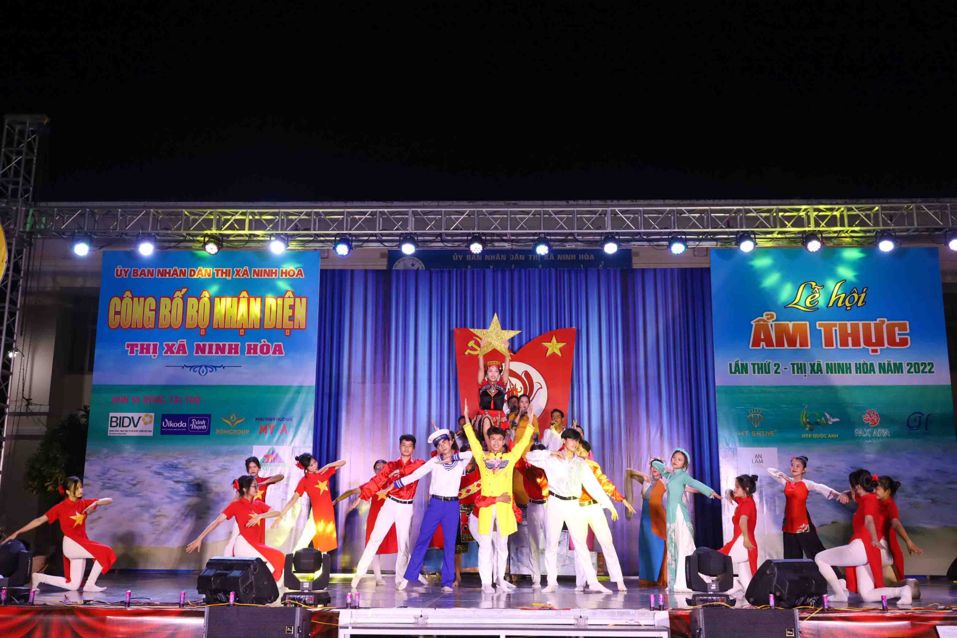 Khu vực sân khấu trung tâm lễ hội luôn có sự tham gia biểu diễn các tiết mục văn nghệ xuất sắc được chọn lọc từ Hội diễn nghệ thuật quần chúng thị xã Ninh Hòa năm 2022. 