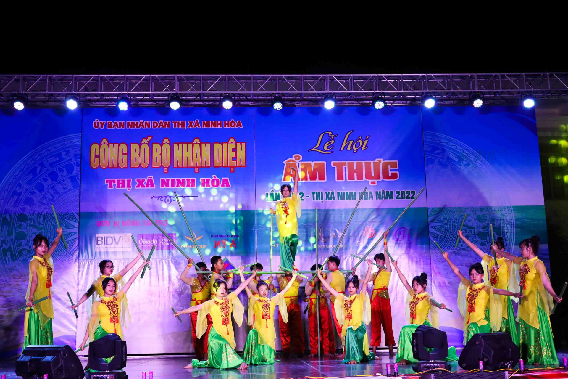 Tiết mục biểu diễn văn nghệ chào mừng Lễ hội ẩm thực Ninh Hòa lần thứ 2.