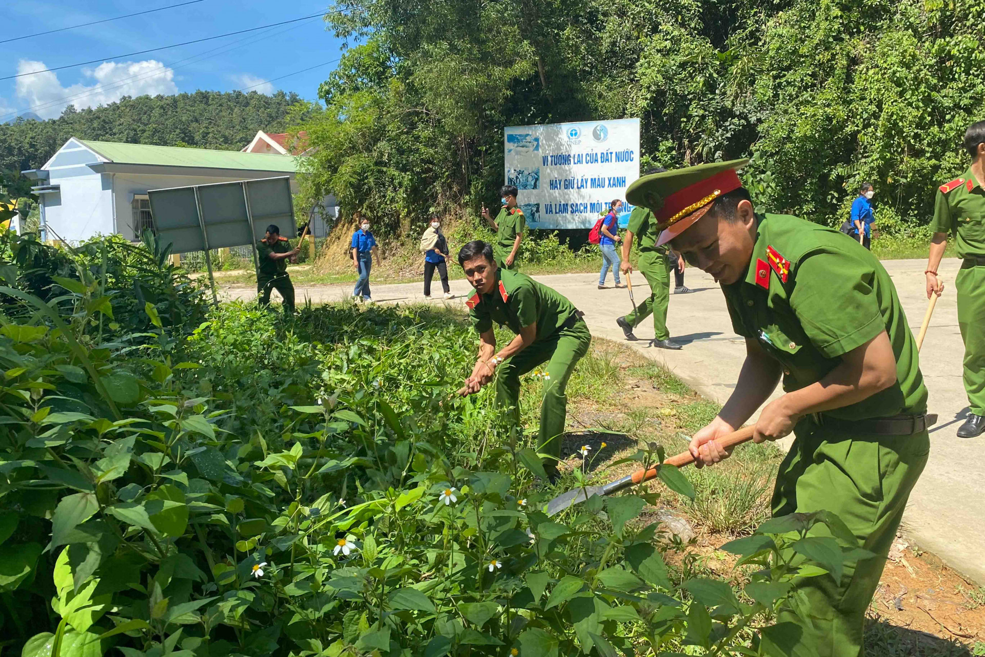 Các đoàn viên, thanh niên ra quân dọn vệ sinh môi trường tại xã Khánh Thượng